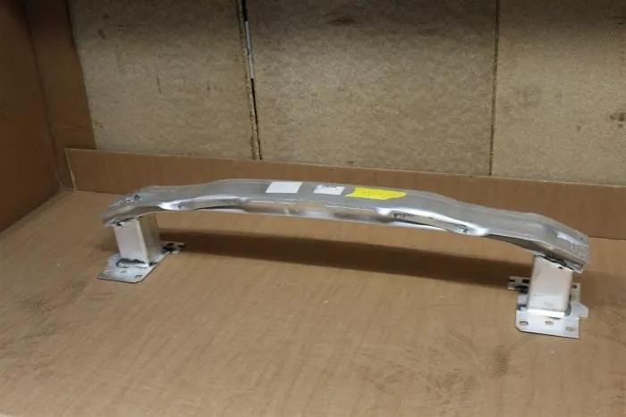 AUDİ A3 2017 SONRASI TAMPON DEMİRİ ÖN 8V4807109C